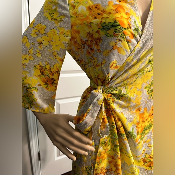New-Floral Print Full Wrap Dress - Picture 5 of 7